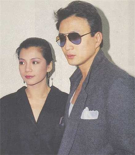 Chính trong thời gian đóng Anh hùng xạ điêu 1983, Ông Mỹ Linh gặp và có tình cảm với Thang Trấn Nghiệp - lúc ấy vẫn còn là một gương mặt trẻ đang được TVB lăng xê.