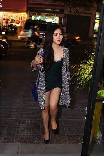 Đời thường, Hương Tràm cũng chuộng mốt mặc sexy. (Nguồn: 24h)