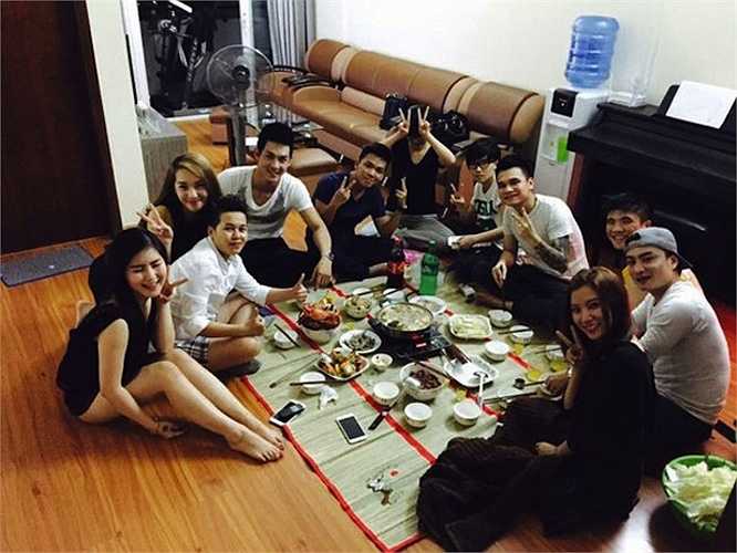 Khoảnh khắc Hương Tràm bị cho là hớ hênh khi ngồi cùng bạn bè.