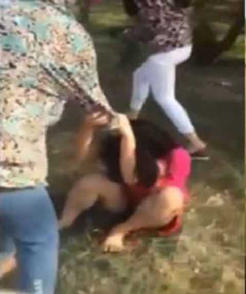 Mâu thuẫn trên facebook, nữ sinh xé áo đánh bạn chảy máu mặt