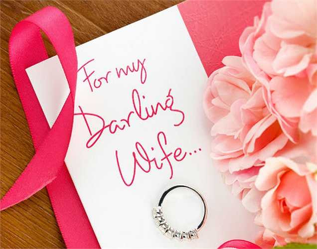 Kiểm tra các món quà: Nếu bạn muốn cơn tức giận qua đi thì hãy thử xem lại những món quà và thiệp chúc mừng bạn bè và gia đình đã tặng bạn. Nó sẽ có tác dụng làm dịu tâm trí của bạn. Nó sẽ làm cho bạn nghĩ rằng bạn không thể làm điều gì vô trách nhiệm khi tức giận. 