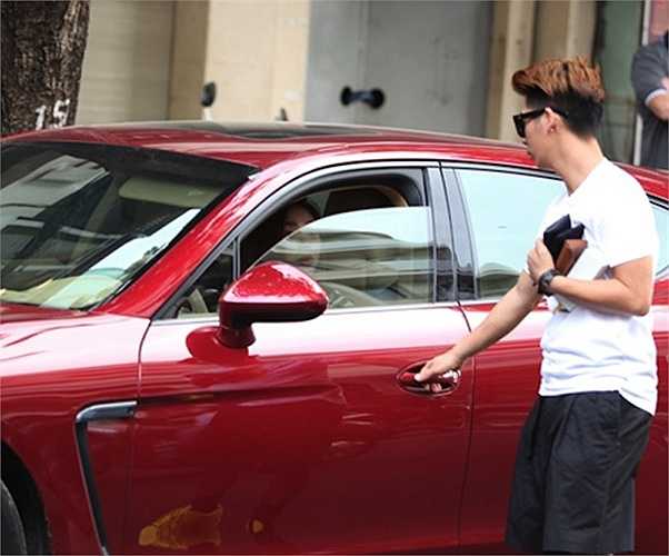 Được biết cô có một buổi chụp hình cùng ekip tại quảng trường đi bộ ở ngay trung tâm.