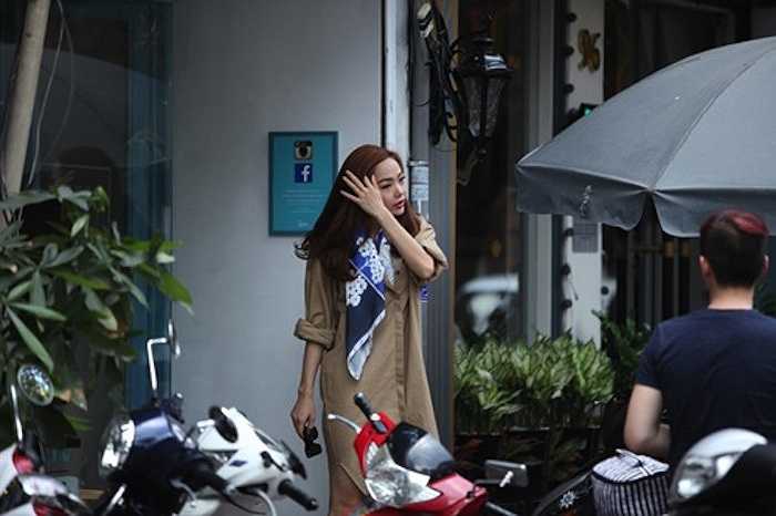 Minh Hằng vào một cửa hàng gần đó để thay quần áo cho buổi chụp hình.
