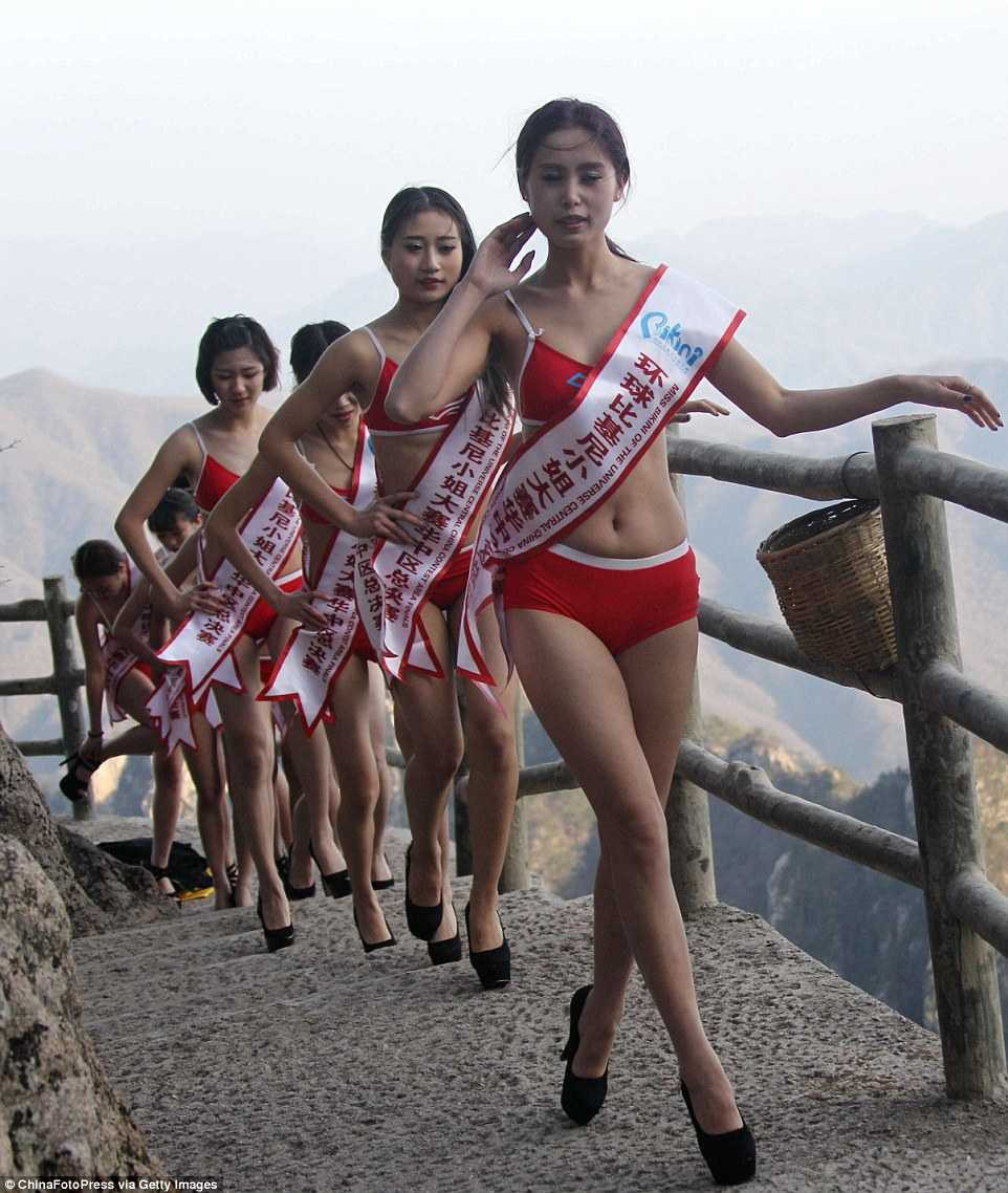 Người mẫu bikini hút khách hơn cả du thuyền, máy bay, siêu xe