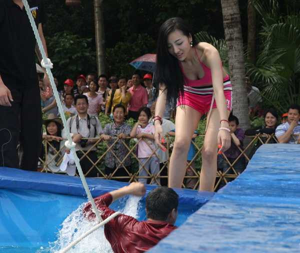 Người mẫu bikini hút khách hơn cả du thuyền, máy bay, siêu xe