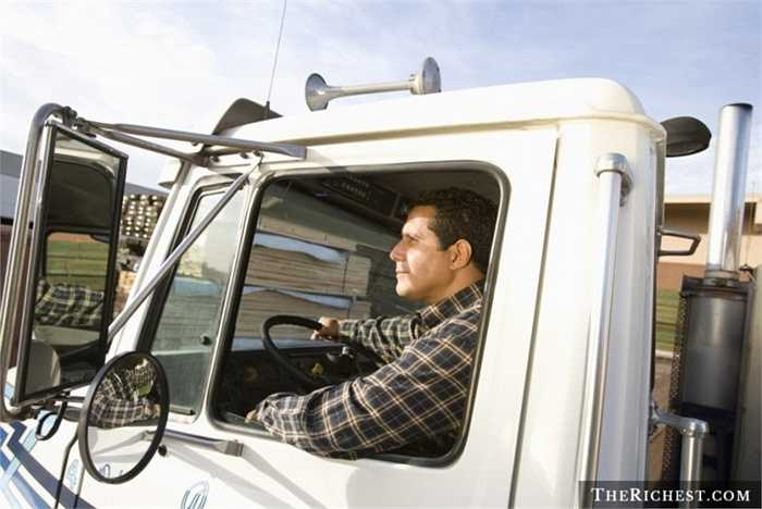 Lái xe tải. Tỷ lệ tử vong: 22/100.000 - Tai nạn giao thông là điều mà các tài xế xe tải luôn phải bận tâm. Và trong hàng quá nhiều những chuyến đi dài, mệt mỏi, tai nạn có thể đến bất cứ lúc nào