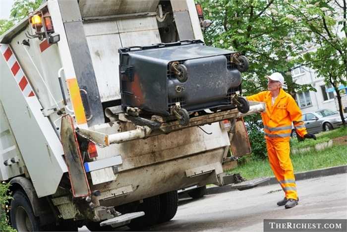 Công nhân vệ sinh. Tỷ lệ tử vong: 27,1/100.000 - Rất nhiều người không biết rác thải sinh hoạt của mình đi về đâu sau khi được ném ra đường. Các công nhân vệ sinh phải hoạt động vất vả để tiêu hủy hoặc tái sử dụng rác. Việc phải liên quan tới nhiều máy móc đã khiến tỷ lệ tử vong của nghề này rất cao, riêng năm 2012 đã có 26 công nhân mất mạng