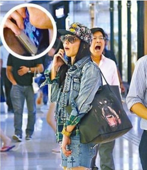 Cô bị bắt gặp 'đóng kịch' để tránh truyền thông. 