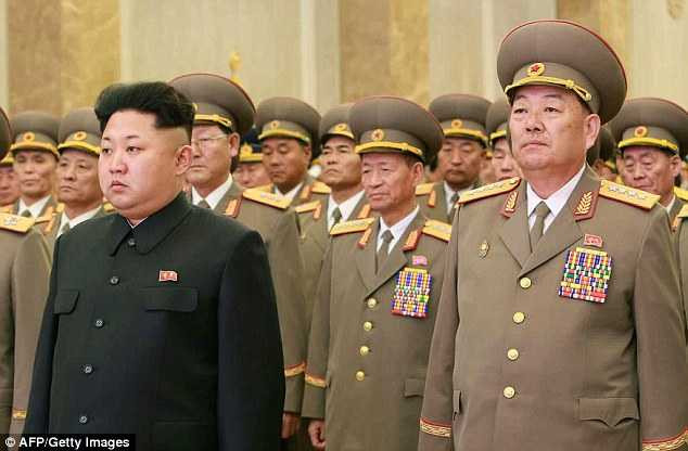 Tướng Hyon Yong Choi đứng bên cạnh Chủ tịch Kim Jong-un