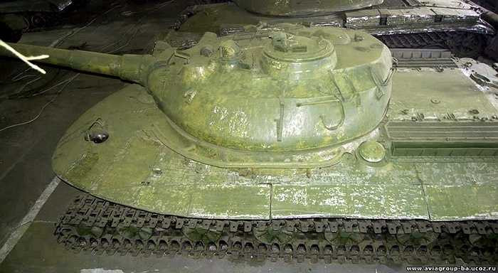 Chiếc tăng trang bị động cơ 4 thì 16 xi-lanh công suất 1000 mã lực tại 2400 vòng/phút. Hộp số của nó là loại 3 cấp. Nhược điểm của hệ thống động cơ của nó là rất phức tạp để sửa chữa vì nằm ẩn trong vỏ giáp dày.