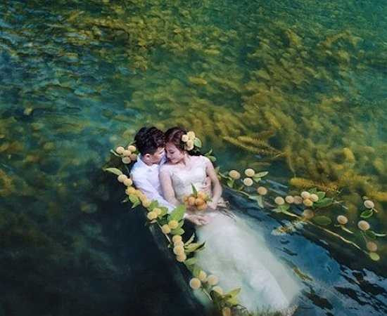 Nhiếp ảnh gia Hai Lecao cho biết: 'Thời điểm này, Tràng An là mùa nước cạn, rong nổi lên sát mặt nước và hé lộ ra những chiếc thuyền rồng chìm dưới đáy nhiều năm. Vì vậy, ê-kíp đã tận dụng điều kiện có sẵn để thực hiện các bức ảnh cưới độc đáo cho cặp uyên ương'.