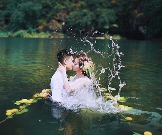 Sự hòa quyện giữa khung cảnh nguyên sơ, dòng nước xanh biếc và màu trắng tinh khôi của váy cưới đã tạo nên khoảng khắc ngọt ngào trong tình yêu.