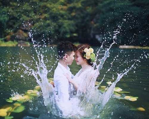 Cô dâu Hải Anh chia sẻ: Lúc đầu xuống nước, tôi hơi sợ vì không biết bơi. Nhưng ở bên chồng, tôi quên đi tất cả. Nếu xem kỹ bộ ảnh, mọi người sẽ thấy có cả một đàn cá con bơi xung quanh chúng tôi. Đây thực sự là trải nghiệm thú vị'.