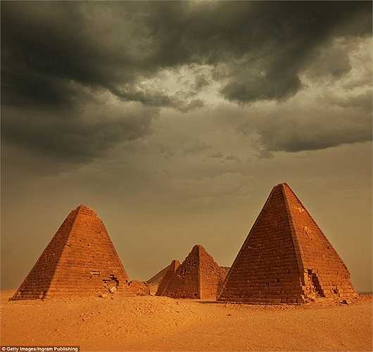 Thành phố cổ trên sa mạc Meroe ở Sudan với những kim tự tháp, công trình bằng đá được xây dựng từ trước công Nguyên rất ấn tượng
