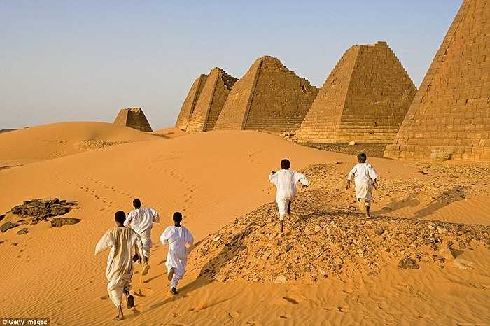 Nơi đây đã được UNESCO công nhận là di sản văn hóa Thế giới nhưng hiếm khi thấy có ai đến thăm. Điều này khác hẳn với sự nhộn nhịp ở khu vực kim tự tháp Ginza (Ai Cập)