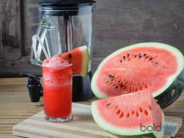 Nước ép trái cây: Nước ép trái cây như dưa hấu, đào, cam là một trong những loại trái cây tốt nhất để điều trị chứng mất nước một cách tự nhiên do chứa nhiều muối hydrat hóa, đường và khoáng chất.