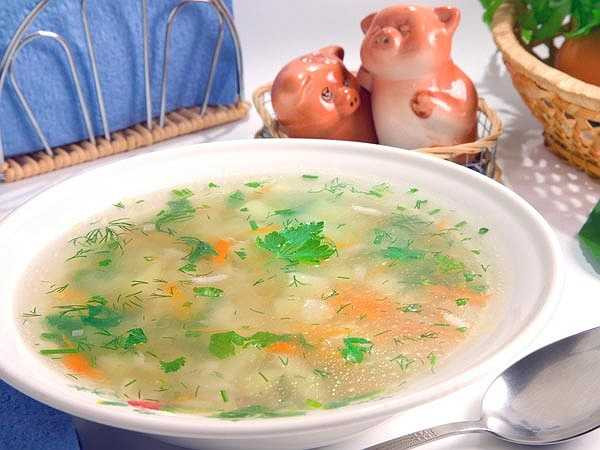 Súp: Súp chứa nhiều protein và khoáng chất giúp bổ sung lượng chất lỏng bị tiêu hao cho cơ thể. Bạn nên lựa chọn súp không chỉ vì giàu protein mà còn cung cấp muối giúp tăng cường năng lượng cho cơ thể.