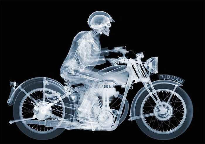 Nhiếp ảnh gia người Anh Nick Veasey dành nhiều năm để chụp các bức ảnh 'giải phẫu' phía bên trong của các đồ vật, trong đó không hiếm các phương tiện như ôtô, xe máy. Ảnh của Nick Veasey đã xuất hiện ở nhiều triển lãm khắp nước Anh trong nhiều năm qua.