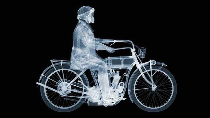 'Tôi muốn nhìn tận thấu sự phát triển của kỹ thuật trong những năm đầu của thế kỷ 20, và với những chiếc mẫu môtô cổ điển được phơi bầy qua ảnh chụp x-quang sẽ giúp ta có không gian riêng để đánh giá cao về kỹ thuật thời đó', nhiếp ảnh gia chia sẻ.