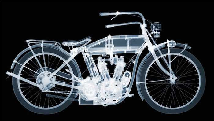 Thay vì chụp một tấm x-quang lớn cho mẫu, Veasey đã sử dụng 35-50 hình ảnh và kết hợp chúng trong phần mềm Photoshop. Anh chụp từng chi tiết, ban đầu từ bánh xe trước, động cơ, bánh xe sau và cuối cùng là yên xe và tay lái. 