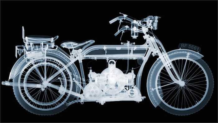 Đối với bức ảnh có hình người điều khiển xe, Veasey đặt một bộ mô hình xương người trên chiếc mô-tô. Anh đã sử dụng một bộ khuôn cao su để giữ cho bộ xương chắc chắn; sau đó là chụp x-quang quần áo và cuối cùng là dựng lại trong Photoshop.