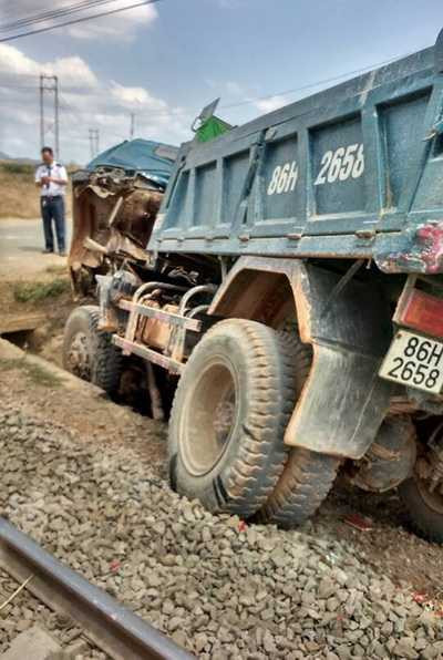 Đâm mạnh vào tàu hoả, xe ben bị dội ngược bẹp dúm