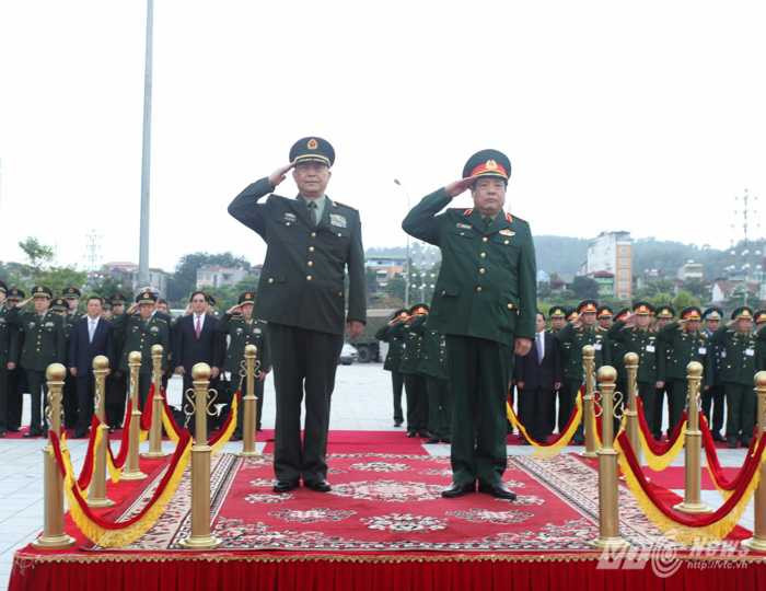 Đại tướng Phùng Quang Thanh và Thượng tướng Thường Vạn Toàn duyệt Đội danh dự QĐND Việt Nam