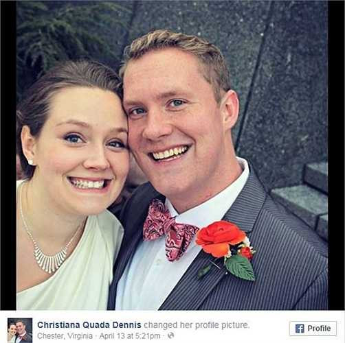 Christina và Kevin chụp lại bức hình vui vẻ trong ngày cưới của họ nhưng đột nhiên, một người bạn phát hiện có một khuôn mặt bí ẩn sau lưng đôi vợ chồng trẻ