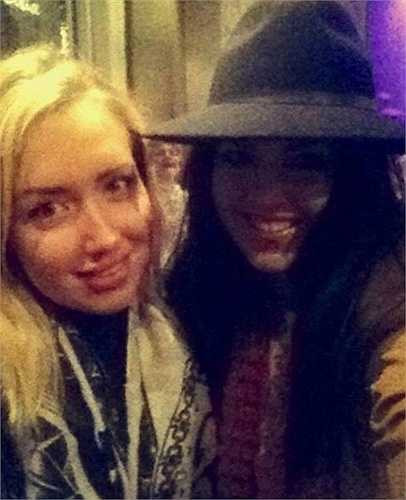 2 cô gái Victoria và Kayley cũng gặp phải 'tai nạn' tương tự khi họ nhận ra một bóng áo trắng đứng giữa trong bức ảnh của mình