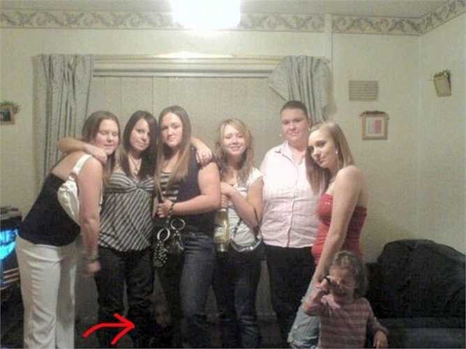 Em bé ở dưới chân hàng người này đến từ đâu?