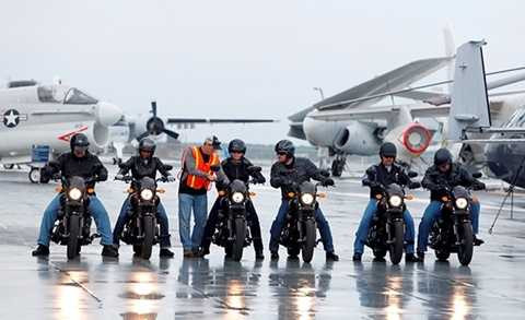Hãng xe máy Harley-Davidson luyện lính Mỹ lái xe trên tàu sân bay