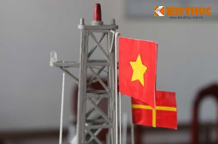 Hệ thống đèn hành trình trên đài chỉ huy.