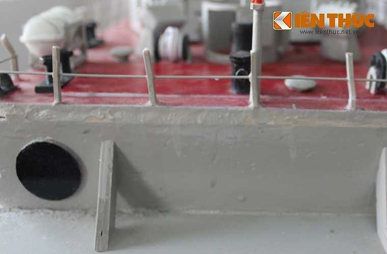 Ngoài hệ thống chân vịt, Project 12418 Molniya còn có hệ thống động cơ tua bin khí (ống màu đen) dùng để tăng tốc khi chiếm lĩnh vị trí chiến đấu hoặc rời xa kẻ thù.