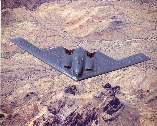 1. B2 Stealth Bomber được phát triển một cách bí mật. Công nghệ máy bay vào những năm 1970 đã lạc hậu, nhu cầu thay thế Boeing B-52 Stratofortress ngày một lên cao và Mỹ đã bí mật phát triển công nghệ tàng hình trên chiếc B2 của mình và hãng Northrop là cha đẻ của B2
