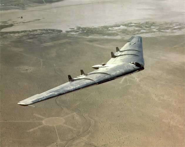 3. Nguyên mẫu của B2 là chiếc YB-49 từ những năm 1940. Mặc dù mẫu YB-49 không được sản xuất hàng loạt vì những hạn chế của nó nhưng sau nay, thiết kế cánh bay lạ mắt được sử dụng lại trên B2 Stealth Bomber