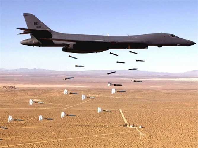 7. 'Tuổi thọ' của B2 Stealth Bomber còn khá dài. Một chiếc máy bay đời cũ như B2 vẫn được lên kế hoạch sử dụng trong vòng khoảng 30 năm tới và hiện tại vẫn chưa có phương án thay thế hoàn toàn