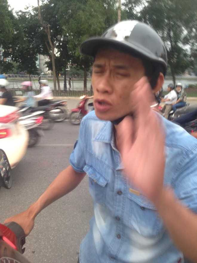 Táo tợn chặn xe, gõ cửa xế hộp xin tiền giữa phố Hà Nội