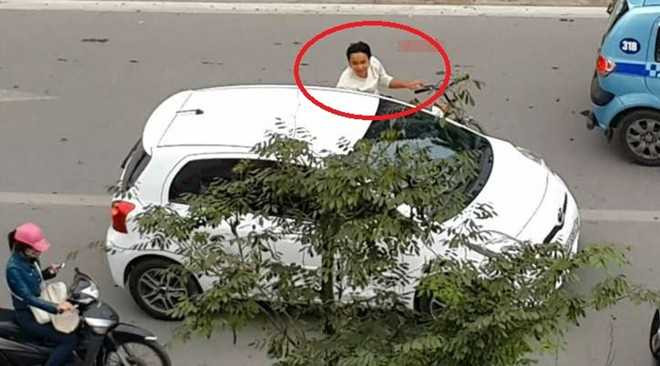 Táo tợn chặn xe, gõ cửa xế hộp xin tiền giữa phố Hà Nội