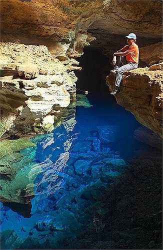 Hồ nước kỳ diệu này nằm dưới đáy hang Poço Azul, Công viên Quốc gia Chapada Diamantina của Brazil, cách mặt đất khoảng 16m, được phát hiện bởi một người đi tìm kim cương vào năm 1920. 