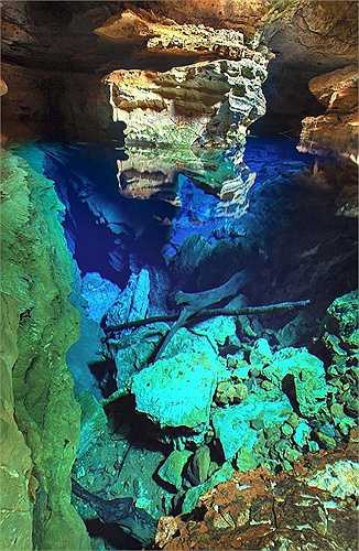 Vào thập niên 1990, người ta phát hiện ra bộ xương của một con lười nặng 5 tấn dưới lòng hồ. Nó đã tuyệt chủng hơn 11.000 năm trước. Sau đó, 40 loài vật đã tuyệt chủng khác cũng được phát hiện ở đây. 