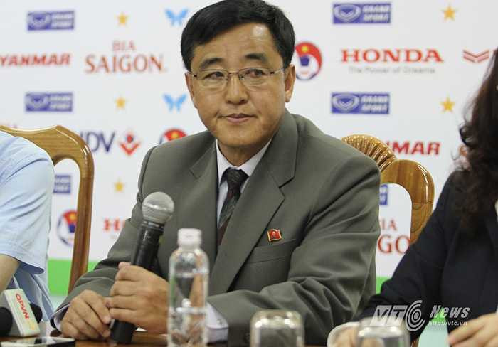 HLV trưởng đội CHDCND Triều Tiên Kim Chang Bok tham dự buổi họp báo trước trận giao hữu với Đội tuyển Việt Nam sáng 16/5 ở trụ sở VFF.