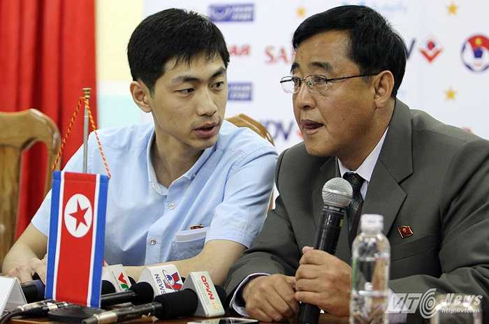 Đi cùng ông có trợ lý ngôn ngữ..