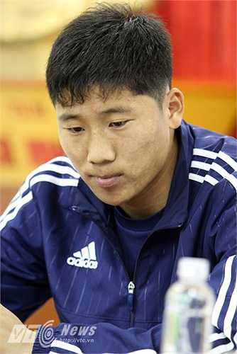 Và tiền vệ Jong Il Gwan.