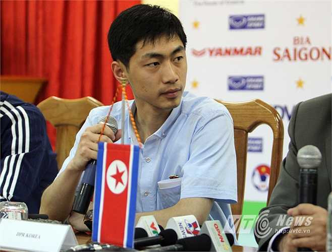 Trợ lý ngôn ngữ của đội bóng Triều Tiên đeo bên ngực trái huy hiệu Chủ tịch Kim Jong-un.