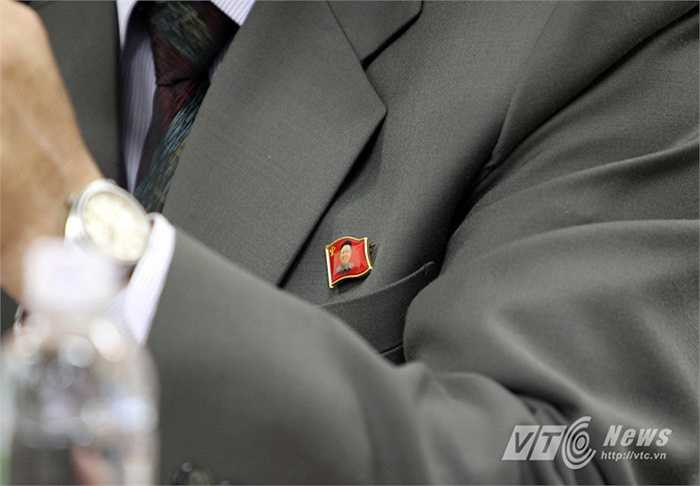 Còn ngực trái của HLV trưởng Kim Chang Bok là huy hiệu của cố Chủ tịch Kim Jong-il.