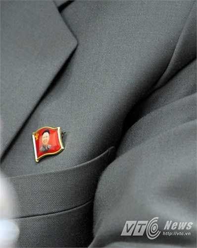 Một lần nữa, hình ảnh này cho thấy thái độ trân trọng ở mức tuyệt đối và vô cùng tự hào về các nhà lãnh đạo cao cấp CHDCND Triều Tiên của đội bóng nước này.