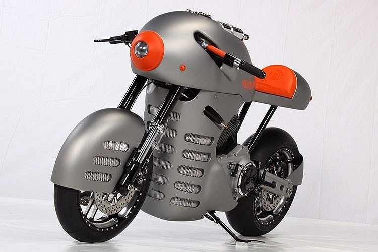 Iron Sturmvogel là chiếc xe sử dụng động cơ phản lực, nó được ví như phiên bản mặt đất của chiến đấu cơ đầu tiên trên thế giới sử dụng động cơ phản lực. 