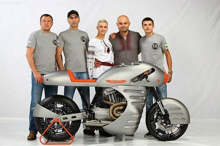 Tại giải vô địch xe độ thế giới AMD 2014, Iron Sturmvogel đứng thứ 4 tại hạng mục Street Performance.