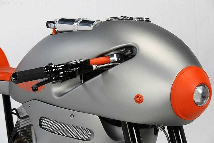 Thiết kế đầu xe toát lên vẻ kỳ cục một cách thú vị. 