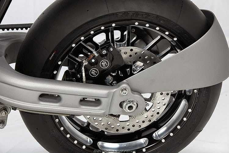 Sturmvogel sử dụng bộ vành 17 inch hiệu Roland Sands, lốp Metzeler Racetec, phanh hiệu Performance Machine 